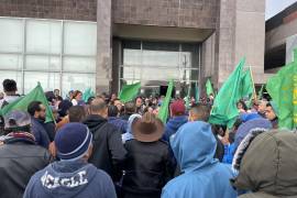 José Luis López, líder de la Unión de Trabajadores Agrícolas, encabezó la manifestación frente al edificio Torre Saltillo en busca de respuestas sobre la regularización de predios.