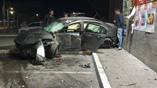 El Chrysler 200 terminó con pérdida total tras impactarse contra un poste de concreto.