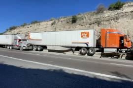 El conductor de una unidad de carga realizó una maniobra para evitar una colisión, sin embargo, terminó sobre el muro de contención, situación que derivó en un segundo impacto por alcance por parte de otro tráiler que circulaba por la misma vía.