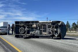 La camioneta Nissan volcada en el kilómetro 22 de la carretera Monterrey-Saltillo en Ramos Arizpe.