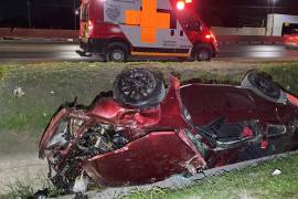Pese a las condiciones en las que quedó la unidad tras dar varias volteretas dentro del canal, los cuerpos de rescate confirmaron que el conductor no sufrió lesiones de gravedad.