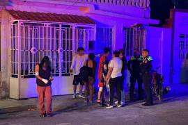 Vecinos del sector acudieron a auxiliar a los ocupantes de la motocicleta tras escuchar el fuerte estruendo provocado por el choque registrado durante la noche en calles de la colonia Satélite Sur.
