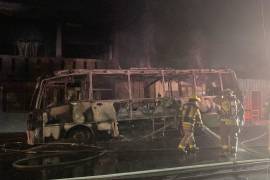 El fuego del incendio en el camión estacionado alcanzó otras unidades de la zona y las fachadas de varios domicilios