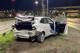 El Toyota Yaris terminó sobre el camellón central luego del impacto que, según los afectados, fue provocado por una camioneta que abandonó el lugar.