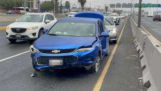 La conductora del Cavalier, que derribó un señalamiento al cruzar la vía lateral y el canal pluvial, fue entrevistada por las autoridades para el levantamiento del reporte correspondiente.