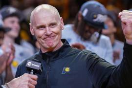 Rick Carlisle celebra la victoria de Pacers de Indiana ante Hornets de Charlotte, resultado que le permitió alcanzar las mil victorias como entrenador en temporada regular de la NBA.