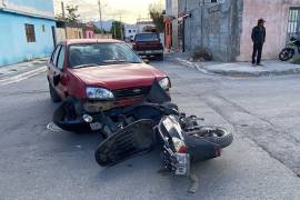 La intersección de las calles Correo Marítimo y Correos, fue el lugar donde ocurrió el choque entre una motocicleta y un automóvil en la colonia Postal Cerritos.