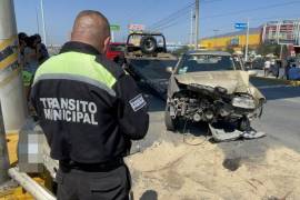 El Volkswagen Pointer terminó con severos daños en la parte frontal tras impactarse contra la base del puente.