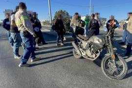 Compañeros del joven lesionado se congregaron en el lugar para brindarle apoyo.