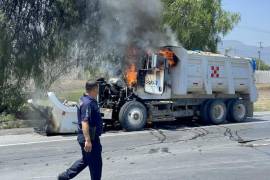 El camión ardió en cuestión de minutos a las afueras de la UA de C, generando alarma entre conductores.