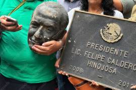 Estatua decapitada de Felipe Calderón en Los Pinos por ex trabajadores de LyFC.