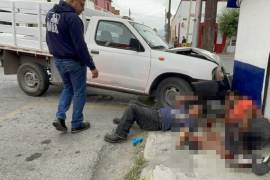 Los hombres se encontraban en la esquina al momento del impacto; uno de los afectados presentó fractura en la pierna izquierda.