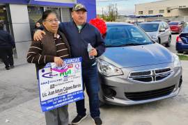 Daniel Mendoza Herrera y su esposa, posando junto al Attitude 2024 que ganó en el Sorteo del Comercio de Canaco Monclova.