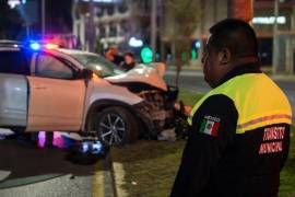 Conductora presuntamente ebria choca contra palmera en Saltillo; viajaba con dos menores