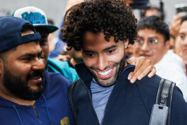 César “Chino” Huerta fue recibido por aficionados de Pumas a su llegada al aeropuerto de la Ciudad de México.