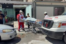 Paramédicos de la Cruz Roja inmovilizaron al menor antes de trasladarlo para continuar con su valoración médica.
