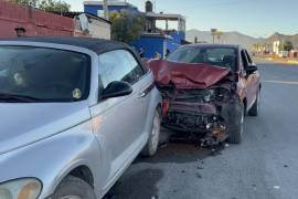 Uno de los vehículos presentó daños de consideración en la parte frontal tras el accidente ocurrido en la colonia Saltillo 2000.