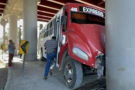 La unidad de la Ruta Express involucrada en el accidente fue retirada del bulevar Luis Echeverría, mientras autoridades realizan las primeras diligencias.
