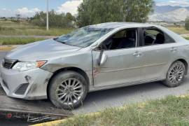 El Toyota, con marcas de la pintura del coche responsable, terminó sobre el área ajardinada de la cuchilla divisoria tras perder el control.