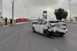 La parte posterior del vehículo MG quedó completamente destruida tras recibir el impacto de la camioneta que posterior a la colisión huyó.
