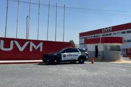 Elementos de la Policía Municipal acudieron a la UVM Campus Saltillo después del reporte por una presunta amenaza difundida entre estudiantes.