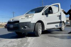 La conductora, al no percatarse de las vigas de acero en el pavimento, provocó que su camioneta quedara atorada en el inicio del paso a desnivel.