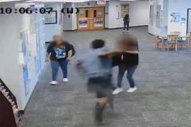 Las cámaras grabaron al joven golpeando y arrojando al suelo a la profesora adjunta, que al caer se golpeó la cabeza y quedó inconsciente en el piso