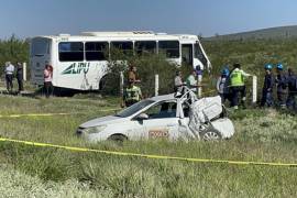 El vehículo de Oxxo recibió el impacto en la parte trasera y terminó fuera del camino.
