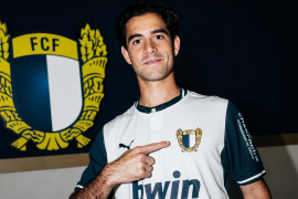 Patricio Salas señala el escudo del Famalicao durante su presentación como refuerzo para la temporada 2026-2027.