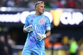 Mientras tanto, Pumas, afectado por errores en su portería, reactivó las negociaciones y envió una segunda oferta para fichar al arquero costarricense.