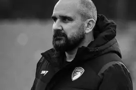 Mladen Zizovic, entrenador de FK Radnicki 1923, falleció a los 44 años durante un partido de la Superliga Serbia ante Mladost.