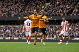 Raúl Jiménez celebró su segundo gol de la temporada con Wolves, que remontó y goleó al Stoke City en Molineux.