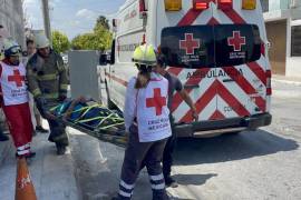 El lesionado fue retirado de la azotea y trasladado al Hospital General para recibir atención médica.