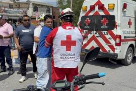 Paramédicos de la Cruz Roja brindaron atención al joven motociclista antes de trasladarlo al Hospital General.