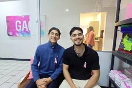 Los estudiantes de medicina Alexander Díaz y Luis Fernando Preciado participan en actividades de acompañamiento emocional con mujeres que enfrentan el cáncer de mama.
