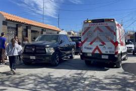 La esposa del agresor fue atendida por personal médico debido a los golpes que presentaba al momento del incidente.