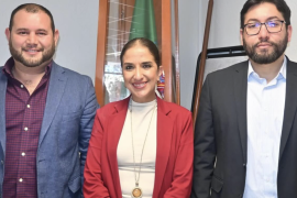 Domingo Hernández (Izq.), titular de la Oficina Enlace de la Secretaría de Educación Pública en Coahuila, alertó sobre el aumento de denuncias por certificados apócrifos y la oferta de carreras universitarias sin validez oficial en los primeros dos meses del 2026.