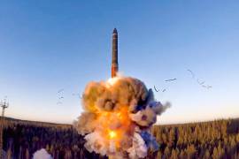 En la imagen el lanzamiento de un cohete como parte de una prueba de misiles balísticos intercontinentales desde tierra en las instalaciones de Plesetsk, en el noroeste de Rusia, el 9 de diciembre de 2020.