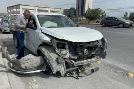 La camioneta responsable quedó sobre la vialidad tras impactar a dos vehículos en Isidro López Zertuche.