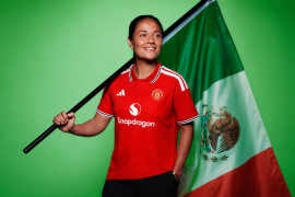Rebeca Bernal luce la camiseta del Manchester United y sostiene la bandera de México al comenzar su nueva etapa en el futbol inglés.