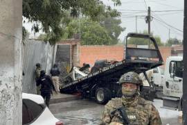 Personal de las corporaciones municipales, estatales y de la Marina resguarda el inmueble de la calle Correo Mayor, en la colonia Postal Cerritos, donde fue localizado el vehículo robado.