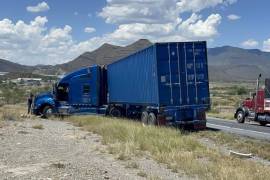El tráiler terminó fuera del camino después del contacto con el automóvil.