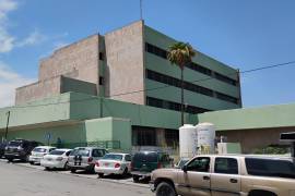 Autoridades reconocieron que los elevadores del hospital tienen más de 50 años de antigüedad, lo que complica su reparación y mantenimiento.