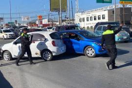 El percance ocurrió cuando el conductor de un Nissan March intentó incorporarse a los carriles centrales del periférico