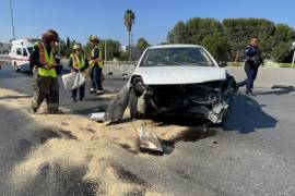 Bomberos realizaron maniobras de limpieza para evitar otro accidente por el combustible derramado.
