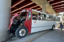 La combi de la ruta Express terminó impactada contra una columna del puente en el cruce de Felipe J. Mery y Luis Echeverría.