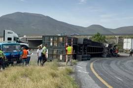Elementos de la Guardia Nacional coordinaron las labores para retirar la pesada unidad y restablecer la circulación.