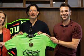 Gustavo Lema sostiene la camiseta de Bravos de Juárez, club con el que comienza una nueva etapa como entrenador en el futbol mexicano.