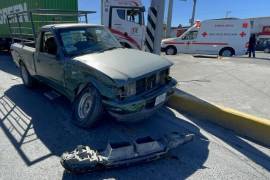 El conductor de una camioneta Ford S-10 resultó lesionado tras ser impactado por un tráiler de doble remolque sobre el periférico Luis Echeverría, en Saltillo.