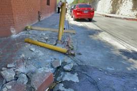 El impacto arrancó desde su base los tubos de protección instalados sobre la banqueta.